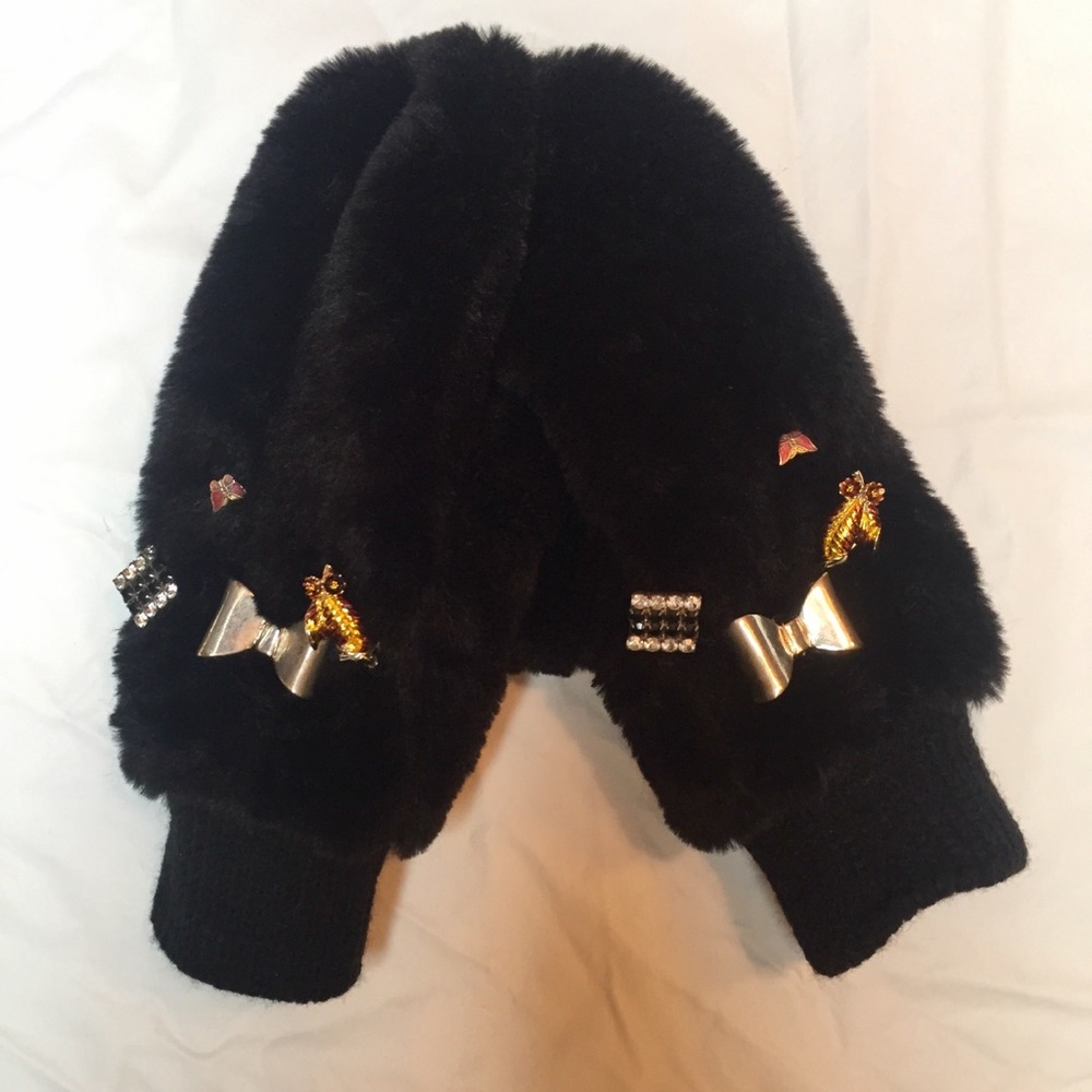 Audrey Faux Fur Vintage Brooch Embellished Mittens - Picture 2 of 8